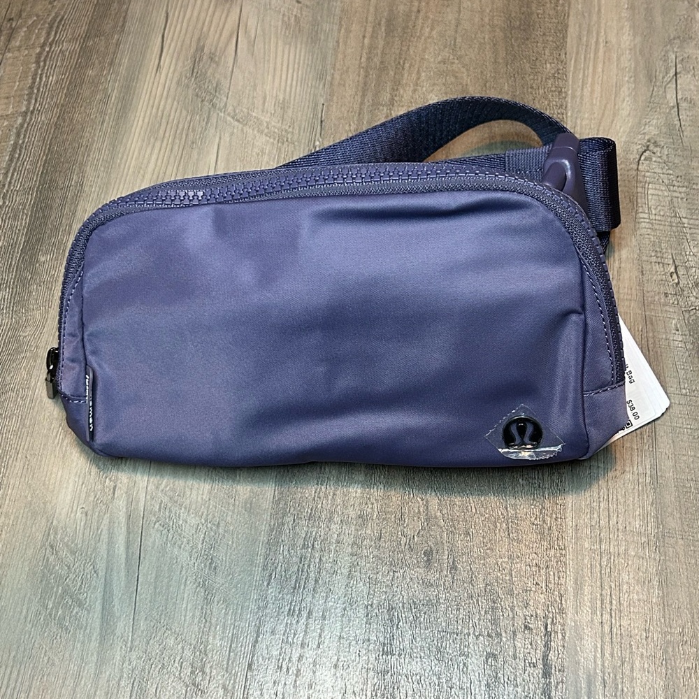 NWT Lululemon Everywhere Belt Bag 1L *Nightfall ✨✨SOLD OUT COLOR✨✨